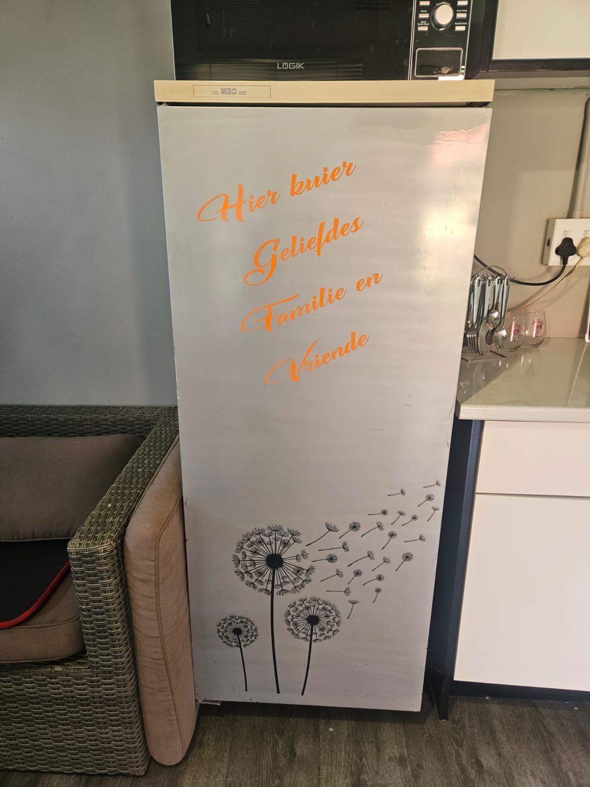 Hier Kuier Vriende Familie en Geliefdes - Vinyl Decal - Image 2